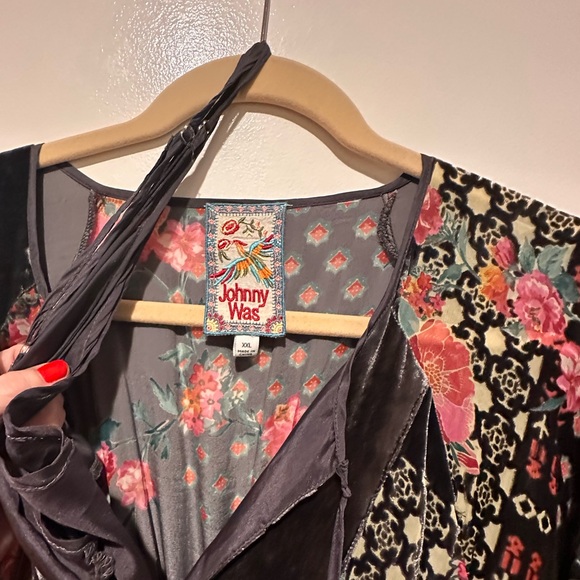 Johnny was
Not sure but it’s Gorgeous and heavy with beautifuliful fabric - Picture 6 of 17